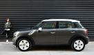 Mit 4,1 Metern Länge überragt der Countryman den Kombi Clubman nur um sieben Zentimeter. Durch die aufrecht stehende Front, die großen Räder und die ausgestellten Kotflügel mit schwarzen Schutzleisten steht das Mini-SUV robust und stämmig auf dem Asphalt. Foto: press-inform
