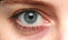 Nach den Lippen sind die Augen dran:Augenringe lassen sich mit Concealer wegschummeln. Foto: news.de