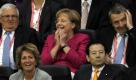 Bundeskanzlerin Angela Merkel freut sich in Frankurt auf das Finale der Fifa Frauen-WM zwischen Japan und den USA. Eigerahmt wird sie von DFB-Präsident Theo Zwanziger (links) und DFB-Generalsekretaer Wolfgang Niersbach. Foto: dapd