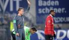 Schiedsrichter Felix Brych gibt ein Abseitstor der Freiburger nicht. Cedrick Makiadi will es nicht wahr haben. Foto: ddp