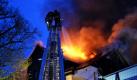 Feuerwehrleute versuchen einen Brand in Meiningen unter Kontrolle zu bringen. In der Altstadt sind mehrere Fachwerkhäuser in Flammen aufgegangen. Mehr als fünf Stunden dauerte es, bis die Feuerwehr den Brand unter Kontrolle hatte.  Foto: dpa