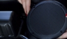 Kommunikationsfreudige Autos könnten bald als Flirt-Hilfe vor dem Straßen-Café auftauchen. Auch Musikstücke oder eigene Sounds lassen sich abspielen. Man kann jeden beliebigen MP3-Sound verwenden, sagt Andreas Nelskamp von Auto Signal Systems. Foto: press-inform