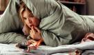 Bridget Jones (gespielt von Renée Zellweger) liegt frustriert in ihrem Bett und tröstet sich mit Süßigkeiten (Szenenfoto). Gerade ist sie seit einigen Wochen mit dem smarten Rechtsanwalt Darcy (Colin Firth) zusammen, da stört dessen neue attraktive Praktikantin Rebecca (Jacinda Barretzt) Bridgets rosarote Welt. Der unverbesserliche Playboy Daniel (Hugh Grant) weiß die Situation auszunutzen und schlägt seine Zelte in Bridgets Bett auf. Die Fortsetzung des ersten Teils besticht erneut durch Klamauk zu Hauf, Wortwitz und Timing lassen aber teilweise zu wünschen übrig (Großbritannien 2004, FSK ab 6 J., 108 Min.) Foto: UIP dpa (zu dpa Kinostarts vom 25.11.2004 ACHTUNG: Verwendung nur für redaktionelle Zwecke im Zusammenhang mit der Berichterstattung über diesen Film!)
 Foto: dpa