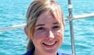 Abby Sunderland segelt in der Bucht von Santa Monica in Kalifornien. Der Traum der 16-Jährigen von einer Weltumseglung wurde durch eine riesige Welle zerstört, die ihren Mast zerschmetterte. Sunderland sagt, sie liebe noch immer das Segeln und hoffe eines Tages doch noch den Globus zu umschippern. Foto: ap