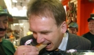 Der Amtsinhaber Dieter Althaus (CDU), ein echter Thüringer, lässt sich eine Rostbratwurst schmecken. Foto: dpa