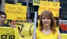 Mit einer Fackel kommt eine Aktivisten der Menschenrechtsorganisation Amnesty International beim Aktionstag 'Gold für Menschenrechte' am Sonntag (13.07.2008) in Berlin beim Zieleinlauf an. Mit einem zehnwöchigen Fackellauf durch Deutschland hatten Amnesty-Hochschulgruppen gegen Menschenrechtsverletzungen in China demonstriert und mehr als 100.000 Unterschriften gesammelt. Amnesty fordert mit der Aktion China auf, die Todesstrafe abzuschaffen, keine Menschen ohne faire Gerichtsverfahren zu inhaftieren, die Internet- und Medienzensur zu beenden und Menschenrechtsaktivisten nicht weiter zu unterdrücken. Foto: Stephanie Pilick dpa/lbn +++(c) dpa - Bildfunk+++
pixel Foto: dpa