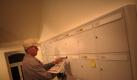 Ein Rentner trägt Zeitungen aus. Rentner sollen deutlich mehr Geld ohne Abzüge hinzuverdienen dürfen. Foto: Fredrik von Erichsen / Archiv Foto: dpa