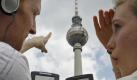 Der Sounddesigner Matthias Neumann und die Grafikdesignerin Elsa Frenzel stehen am Freitag (01.01.07) in Berlin in einer gestellten Szene vor dem Fernsehturm und halten Navigationsgeraete vom Typ 'Cruso' in den Haenden. Seit Freitag koennen sich Touristen mittels des elektronischen Reisebegleiters 'Cruso' Berlin zeigen lassen. Fuer 12 Euro pro Tag fuehrt das mit Stadtplan, Kompass und Klangbeispielen ausgestattete Geraet zu den Schauplaetzen der Hauptstadt. Foto: ddp