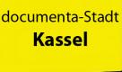 Seit 1955 erschüttert Kassel die Kunstwelt. Die Stadt ist vom Krieg zerstört und hat wenig Schmuckes vorzuweisen. Da kommt die documenta gerade recht, um Leben ins Nordhessische zu bringen. In den Zeiten von Stadtmarketing hat das Kunst-Event sich auch aufs Ortsschild geschlichen. Kassel ist documenta-Stadt. Foto: news.de/ wikipedia/Rüdiger Wölk (Montage)