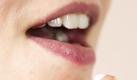 Schnelligkeit ist bei Herpes wichtig: Sobald die Lippen jucken, sollten Betroffene eine Creme auftragen. (Bild: dpa/tmn) Foto: dpa
