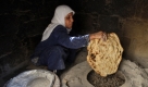 Eine Palästinenserin in der Nähe der Stadt Nablus backt Brot während des Ramadan. Foto: ap