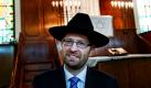 Rabbiner Alexander Kahanovsky in der Synagoge in Halle. Heute übernahm der 37-Jährige als erster Rabbiner seit 73 Jahren die Jüdische Gemeinde Halle. Kahanovsky ist in Kiew geboren und wurde in Israel zum jüdischen Seelsorger ausgebildet. Foto: dapd