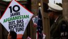 Demonstranten halten vor dem Brandenburger Tor in Berlin Drachen mit der Aufschrift «10 Jahre Afghanistan - Zeit, das Richtige zu tun!». Zum zehnten Jahrestag des Afghanistan-Einsatzes machen internationale Nichtregierungsorganisationen mit symbolischen Aktionen in sechs europäischen Hauptstädten auf die aktuelle Lage in Afghanistan aufmerksam. Foto: dapd