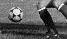 *Ausschnitt von:

ARCHIV - Der deutsche Abwehrspieler und Kapitän Berti Vogts (M) kommt im Zweikampf mit dem österreichischen Stürmer Walter Schachner zu Fall. Vogts' Teamgefährte Rolf Rüßmann (2.v.l., hinten) und der österreichische Stürmer Hans Krankl (l, hinten) schauen zu (Cordoba, Archivfoto vom 21.06.1978). Nirgendwo kommt die bald 150-jährige Rivalität zwischen Österreichern und Deutschen deutlicher und lauter zum Ausdruck als beim Fußball. «Córdoba, Córdoba», riefen die Fans zwischen Wien und Innsbruck bereits, als die Turniergruppen ausgelost wurden. Der 3:2- Sieg der fußballerisch immer wieder geprügelten «Ösis» bei der Weltmeisterschaft 1978 in Argentinien ist für die Alpenrepublik zu einem geheiligten Symbol geworden. Foto: Roland Witschel (zu dpa-Korr. 'Der ewige «Piefke»» - Warum Österreicher die Deutschen nicht mögen' vom 13.06.2008) - nur s/w - +++(c) dpa - Bildfunk+++ Foto: dpa
