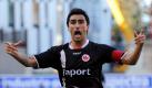 Er stürzte den VfB Stuttgart weiter in die Krise: Chris, Mittelfeldspieler von Eintracht Frankfurt, bereitete ein Tor vor - per Einwurf! - und erzielte eines selbst. Foto: dpa