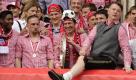 So jubeln die Bayern über die Deutsche Meisterschaft:Bayern Münchens holländischer Trainer Louis van Gaal (2.v.r.) zeigt am Sonntag auf dem Rathausbalkon in bayerischer Tracht Bein. Philipp Lahm (r.), Mark van Bommel (NIederlande, 3.v.r.), Arjen Robben (Niederlande, 4.v.r.), Bastian Schweinsteiger (5.v.r.) und Franck Ribery (Frankreich, 2.v.l.) sind amüsiert. Foto: ddp