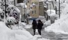 Außerhalb Europas sieht es mancherorts nicht anders aus: Auch die Japaner kämpfen mit heftigen Schneefällen und eisigen Temperaturen. Stellenweise türmt sich der Schnee mehr als vier Meter hoch. Mehr als 50 Menschen sind nach amtlichen Angaben bereits bei Unfällen im Schnee ums Leben gekommen. In einem für heiße Quellen bekannten Badeort in der nördlichen Provinz Akita erfasste eine Lawine drei Menschen, sie starben kurz darauf im Krankenhaus.  Foto: dapd