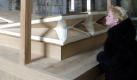 Das Summen der Windanlage, erzeugt mit großen Blasebälgen, ist derzeit die Attraktion in der Burchardikirche in Halberstadt. Seit September 2000 wird die Kirchenruine als Aufführungsort des internationalen John-Cage-Orgel-Kunstprojektes genutzt. Insgesamt 639 Jahre soll dort die Aufführung der Orgelkomposition des Avantgardekomponisten John Cage dauern. Der erste Ton wird erst am 5. Februar 2003 zu hören sein. Da das Stück mit einer Pause beginnt, wird zunächst nur das Windgebläse den Raum beschallen. Ein wichtiges Kriterium bei der Wahl der Zeitdauer war für die Organisatoren die Einweihung der ersten Großorgel in der Geschichte von Halberstadt im Jahre 1361, was zum Zeitpunkt der Projekteröffnung im Jahr 2000 genau 639 Jahre zurück lag. Die Klosterkirche St. Burchardi ist dienstags bis sonntags von 11 bis 16 Uhr geöffnet. Foto: dpa