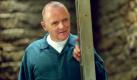 Serienkiller Hannibal Lecter (Anthony Hopkins) steht in einer Szene aus dem neuen Kinofilm 'Roter Drache' hinter der Glasscheibe in seiner Gefängniszelle. Ex-FBI-Agent Will (Edward Norton) hätte bei der Jagd auf Lecter vor Jahren fast seine Frau verloren. Jetzt soll er eine neue Mordserie aufklären. Widerwillig macht er sich an die Arbeit und sucht Hilfe bei Lecter, um sich besser in den vermeintlichen Mörder hinversetzen zu können. Die Grundlage für den dritten Film über Hannibal Lecter ist das erste Buch von Thomas Harris, das bereits 1986 schon einmal verfilmt wurde. Kinostart ist am 31.10.2002 dpa (zu dpa-Kinostarts am 27.10.2002)
 Foto: dpa