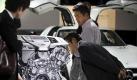 Besucher der IAA in Frankfurt am Main begutachten einen Mercedes-Motor: Lange schienen Finanzmarktturbulenzen und Schuldenkrisen der Autoindustrie nichts anhaben zu können - doch das bisher rasante Wachstum könnte 2012 einen Dämpfer bekommen. Foto: dpa