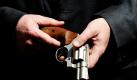 Ein 35 Jahre alter Mann aus Herne hat mehrere Jahre mit einer Kugel vom Kaliber 22 im Kopf gelebt, ohne es zu wissen. Das Projektil wurde erst entdeckt, als sich der Mann in einem Herner Krankenhaus eine Geschwulst am Hinterkopf entfernen lassen wollte, wie die Bochumer Polizei mitteilte. Die überraschten Ärzte alarmierten nach dem Fund die Polizei. Doch der Hintergrund der Tat scheint eher harmlos. Nach eigener Aussage traf die Kugel den 35-Jährigen wohl Silvester 2004 oder 2005. Damals sei er in der Herner Innenstadt unterwegs gewesen, als er plötzlich einen Schlag gegen den Hinterkopf verspürt habe. Foto: dpa