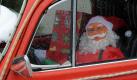 Von wegen Rentierschlitten: Im nordhessischen Usseln ist der Weihnachtsmann offensichtlich per Auto unterwegs. Foto: Uwe Zucchi Foto: dpa