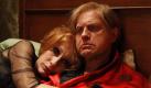 Desillusioniert und stark alkoholisiert philosophieren Hansi (Uwe Ochsenknecht) und Ute (Andrea Sawatzki) über ihr Leben. Foto: ZDF