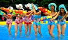 Bei den Temperaturen sind die Getroffenen bestimmt nicht böse: Chinesische Mädchen während eines Wasser-Spritz-Spiels in einem Park in der Stadt Qingdao in der ostchineschischen Shandong-Provinz. Das Spiel wird für Touristen jeden Tag angeboten, um die Hitze in der Stadt erträglicher zu machen. Foto: dpa