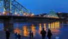 Schaulustige betrachten zur blauen Stunde die Elbbrücke Blaues Wunder in Dresden. Foto: Matthias Hiekel  Foto: dpa