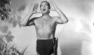 Johnny Weissmüller war ein Vorzeigeathlet. Als erster Schwimmer blieb der US-Amerikaner auf der 100-Meter-Strecke unter einer Minute. Bei Olympischen Spielen (1924, 1928) errang er fünf Goldmedaillen. Danach wurde er auf der Leinwand zum Dschungelheld Tarzan samt passendem Urschrei. Foto: picture-alliance/dpa