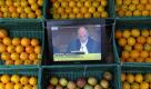 A television hanging in a grocery store shows International Court of Justice Peter Tomka in The Hague reading the judgement in a dispute between Argentina and Uruguay, in Montevideo, Tuesday, April 20, 2010. The International Court of Justice ruled Uruguay did not breach its obligation to protect the environment by building a pulp mill on its side of a river that forms its border with Argentina. (AP Photo/Matilde Campodonico) Foto: ap