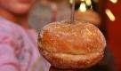 In Deutschland ebenfalls nicht wegzudenken: frische Pfannkuchen. Als Jux werden sie mit Senf gefüllt. Leckerer sind sie aber mit Marmelade, Pflaumenmus oder auch Eierlikörfüllung. Foto: dpa