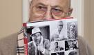 Berlin/ Der Schauspieler Manfred Krug posiert am Donnerstag (02.02.12) in Berlin bei der Vorstellung seines Buches 'MK Bilderbuch - Ein Sammelsurium' mit einer Ausgabe des Bildbandes. Der Bildband mit Fotos und Texten aus dem Privatarchiv des Schauspielers erscheint am Mittwoch (08.02.12) zu Krugs 75. Geburtstag . (zu dapd-Text)
Foto: Michael Gottschalk/dapd Foto: dapd