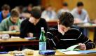In der Turnhalle des Musikgymnasiums der Regensburger Domspatzen in Regensburg beginnen Schüler des letzten Jahrgangs des neunjährigen Gymnasiums (G9) mit ihren schriftlichen Abiturprüfungen. In diesem Jahr schreiben 36.400 Schüler das Abitur im neunjährigen Gymnasium (G9) und 32.800 Schüler das Abitur im achtjährigen Gymnasium (G8). Foto: dapd