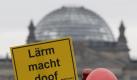 Eine Demonstration von Fluglärmgegnern vor dem Reichstag in Berlin. Foto: Florian Schuh/Archiv Foto: dpa