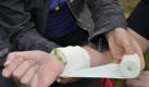 Stärker blutende Wunden werden mit einem Druckverband versorgt. Dazu wird das betroffene Körperteil kurzzeitig abgedrückt, hochgehalten und mit dem Druckverband verbunden.  Foto: news.de