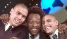 Roberto Carlos (r.) war in den 1990er Jahren der erste, der bekannteste und der offensivstärkste Außenverteidiger der Welt. 1996 wechselte er zu Real Madrid, weil er bei Inter Mailand nicht in der Viererkette eingesetzt wurde. Der Lohn war ein zweiter Platz bei der Wahl des Weltfußballers 1997 hinter Ronaldo, überreicht von Legende Pelé.  Foto: dpa