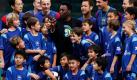 Die brasilianische Fußballlegende Pele (Mitte) erzählt dem Kickernachwuchs in Hong Kong am Rande eines Trainings Anekdoten aus seiner Zeit. Pele ist in China unterwegs, um die Wiederbelebung von Cosmos New York im Jahr 2014 zu unterstützen. Foto: dapd