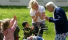 In der integrativen Kindertagesstätte Frühblüher im Seniorenpark Dölitz in Leipzig lernen die Kinder mit ihrer Erzieherin Michaela Kasten und der 94-jährigen Martha Hauschild aus dem benachbarten Altenpflegeheim ein Fingerspiel. Während die Kinder Werte wie die Achtung vor dem Alter, Verständnis und Hilfsbereitschaft erleben sollen, wird bei den Senioren durch die enge Zusammenarbeit eine Stärkung von Lebensfreude und Aktivität angestrebt.
 Foto: dpa