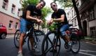 Die Fixie-Bike-Fahrer Falko Wieblitz (links) und Arik Jellonek posieren in Berlin mit ihren Rädern. Die seit einigen Jahren in Mode gekommenen Räder zeichnen sich durch das Fehlen von Gangschaltung und Freilauf aus, haben also einen starren Gang. In Anlehnung an die englische Bezeichnung «fixed gear» wird umgangssprachlich das Wort «Fixie» für diese Gattung von Fahrrädern verwendet. Foto: dapd