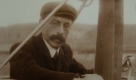 Paul Cornu, der eigentlich Fahrrad-Ingenieur war, entwickelte den weltweit ersten bemannten Hubschrauber, auch fliegendes Fahrrad genannt. Beim Erstflug am 13. November 1907 in Lisieux, Frankreich erreichte er eine Höhe von etwa 30 cm. Er hob für ganze 20 Sekunden ab. Foto: wikipedia