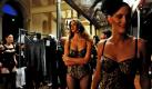 Fashion Shows sind logistische Mammutaufgaben, alles muss bis ins kleinste Detail geplant sein. Die Models müssen sich in Windeseile umziehen, damit die Show perfekt abläuft. Diese Models warten auf ihren Auftritt bei der Fashion Show in Sydney. Sie tragen Kreationen des Labels Dr Rey's Shapewear. Foto: dpa