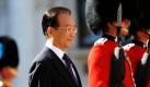 Der chinesiche Premierminister Wen Jiabao untersucht während seines Treffens mit dem britischen Premierminister David Cameron in London ein Mitglied der Leibgarde. Am morgigen Dienstag wird Jiabao in Deutschland erwartet, um über Chinas Hilfe bei einer mögliche Stützung des Euros zu verhandeln. Foto: dapd