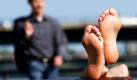 Die ersten warmen Sommertage machen Lust auf neue Sandalen und Barfußlaufen am Strand. Leider offenbaren sie auch die Folgen des langen Winters: Nach Monaten in engen Winterstiefeln ist so mancher Fuß unansehnlich geworden. Mit der richtigen Pflege verwandeln sich auch blasse und schwielige Füße rasch wieder in ansehnliche Vorzeigemodelle, weiß die Podologin Barbara Lauer aus Hanau. Besonders für Menschen, die berufsbedingt viel stehen, ist etwa ein abendliches Fußbad eine Wohltat, sagt die medizinische Fußpflegerin. Foto: ddp