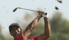 Tiger Woods of the U.S. hits a shot on the 18th in Melbourne, Australia, Sunday, Nov. 15, 2009 during the Australian Masters golf tournament at Kingston Heath. Woods won the match with 14-under 274, two shots ahead of Australia's Greg Chalmers. (AP Photo/Rob Griffith) Foto: ap