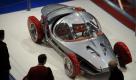 Messebesucher stehen am ersten Besuchertag der Essen Motor Show in einer Messehalle vor der Leichtbaustudie «Two for 100» des Fahrzeugherstellers Sparrow.  Foto: dapd