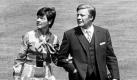 Helmut Schmidt und seine Ehefrau Loki gehen durch den Garten des Kanzleramtes in Bonn. Foto: dpa