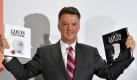 Bei der Präsentation seines Buchs Louis van Gaal. Biographie  Vision strahlt vanGaal weiter Selbstsicherheit aus.Nur Dortmund sei außer Reichweite. Aber wenn seine Mannschaft erst einmal die Langzeitausfälle wie denvonArjen Robben und die WM-Folgen verkraftet habe, werde es wieder besser. Beim Buch-Auftritt hat er auch einen Rat für seinen PräsidentenUli Hoeneß parat. Für Sie ist es auch wichtig, das zu lesen. Viel Spaß!, sagt er - und überreicht Hoeneß ein Exemplar. Foto: dpa