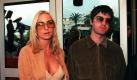 Noel Gallagher von der Band Rockband 'Oasis' und seine Frau stehen am Samstag (10.5.97) vor den Türen des Festspielhauses in Cannes, nachdem ihnen der Zutritt zur Galaaufführung des Films 'The Brave' von Johnny Depp wegen nicht ordnungsgemäßer Kleidung verwehrt wurde. dpa - COLORplus -  Foto: dpa
