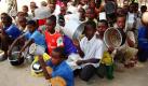 Somalische Kinder warten mit Töpfen in der Hand vor der Geschäftsstelle einer UN-Hilfsorganisation in Mogadischu auf Lebensmittelspenden. Die Vereinten Nationen haben die Verteilung von Lebensmitteln an über eine Million Menschen in Südsomalia bis auf Weiteres gestoppt. Grund hierfür sind wiederholte bewaffnete Angriffe auf Mitarbeiter der UN-World-Food-Programme. Foto: ap